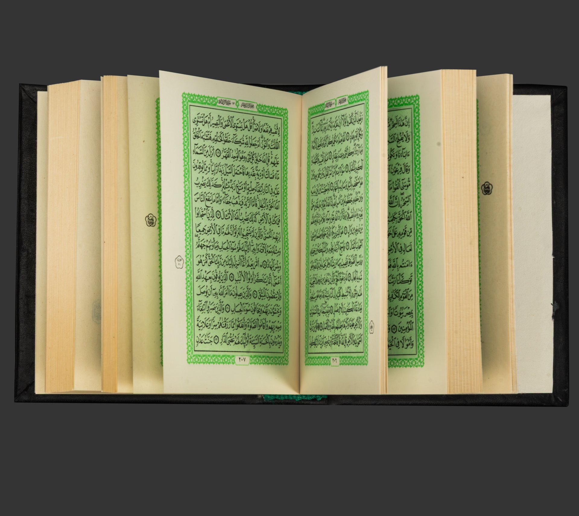 Коран чёрный в художественном оформлении с четками и закладкой, бумага, кожаный переплет, тиснение; художественная накладка из латуни; золочение, серебрение; в деревянном подарочном коробе с бархатным ложементом