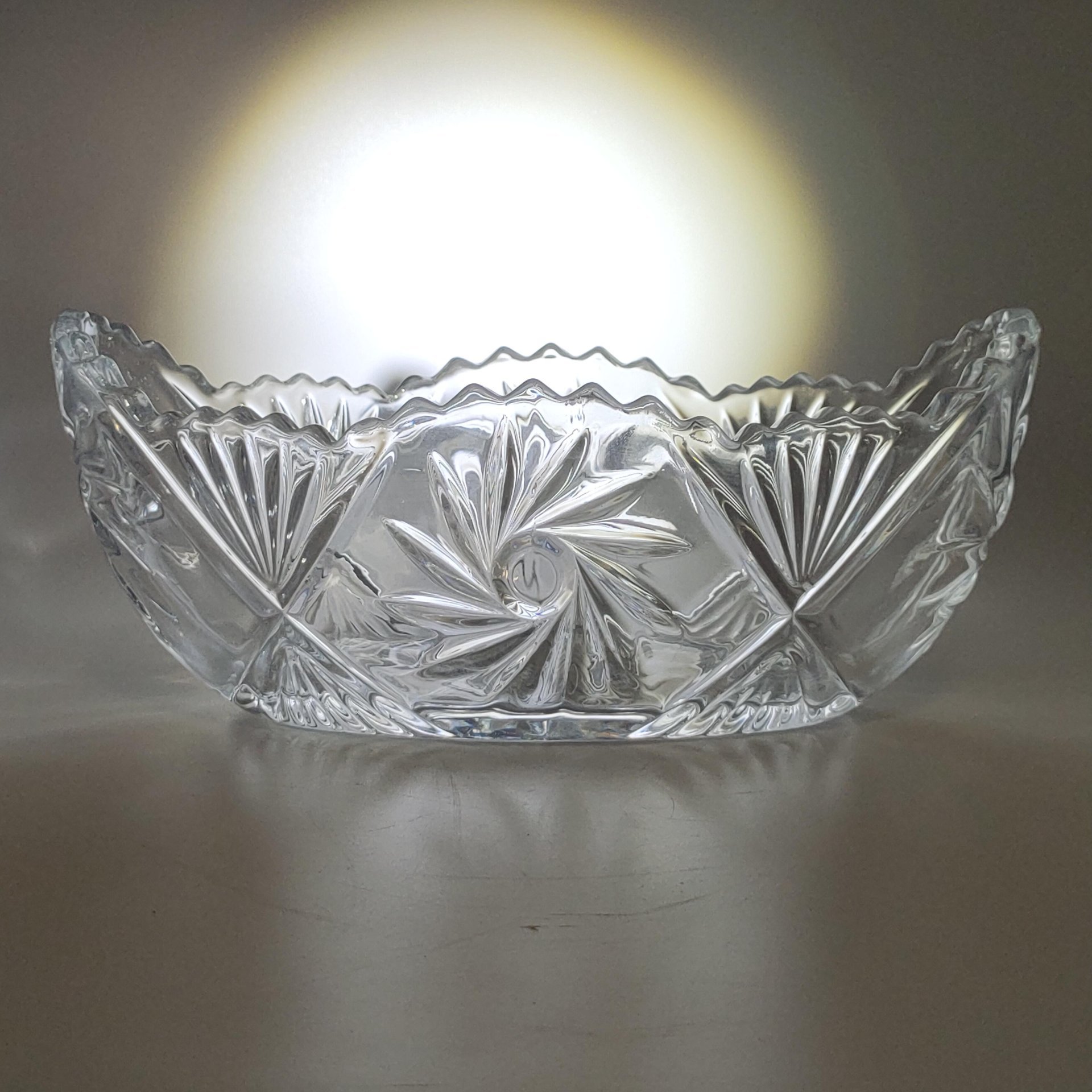 Салатник в форме ладьи с резным декором, стекло, пресс, СССР, 1970-1990 гг.