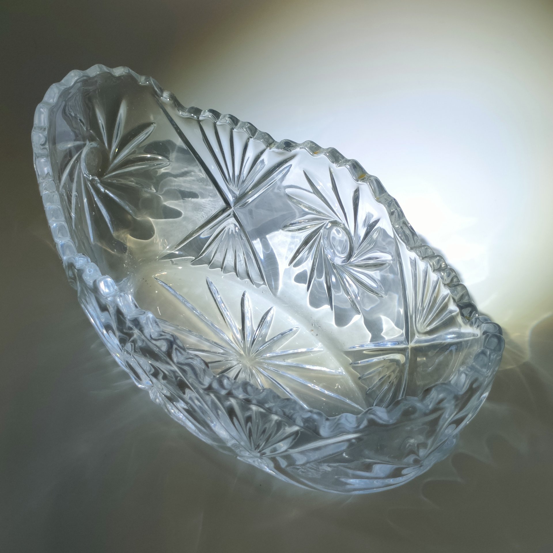 Салатник в форме ладьи с резным декором, стекло, пресс, СССР, 1970-1990 гг.