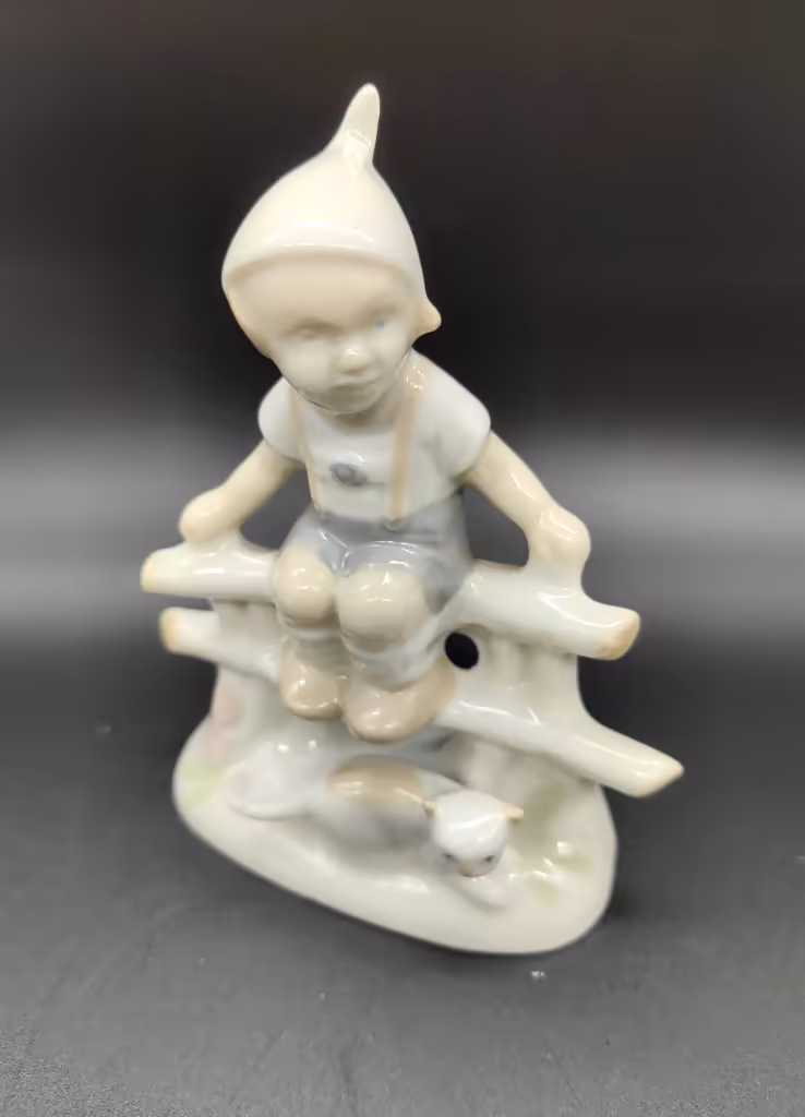 Статуэтка "Мальчик с котенком"  (На заборе), VEB Porzellanfiguren Lippelsdorf (Липпельсдорф)