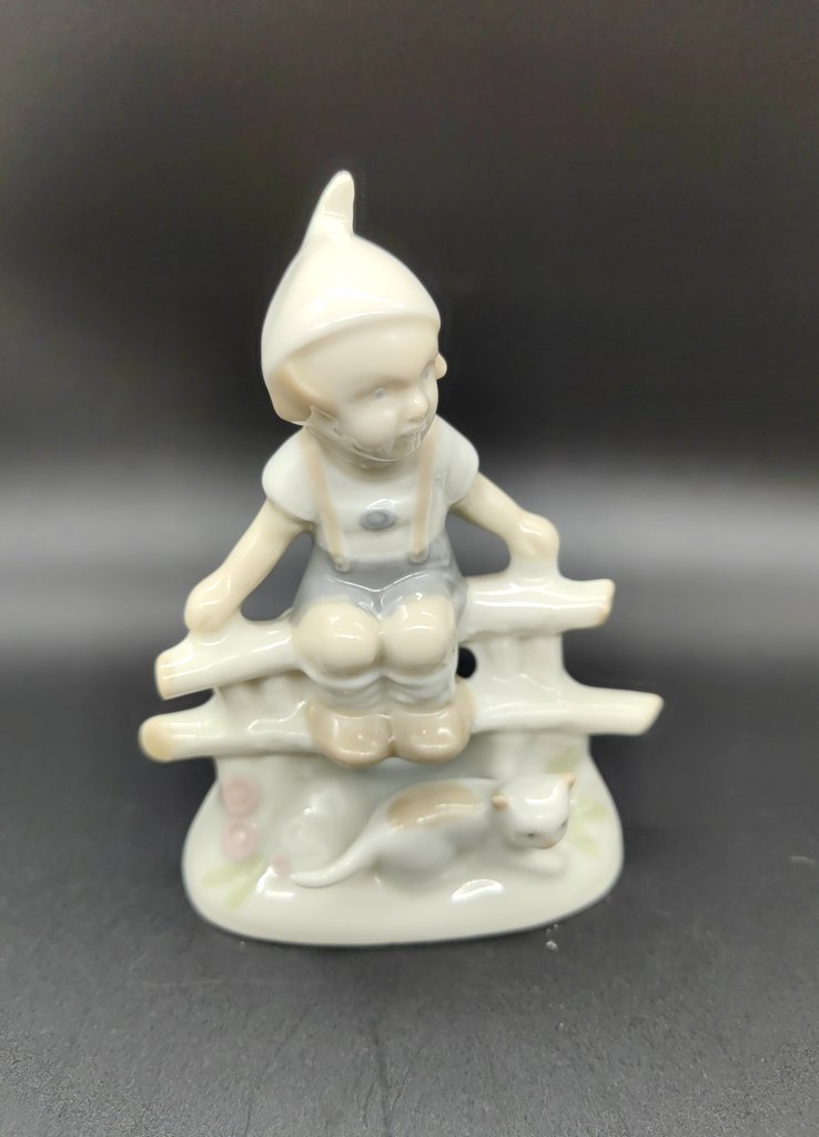 Статуэтка "Мальчик с котенком"  (На заборе), VEB Porzellanfiguren Lippelsdorf (Липпельсдорф)