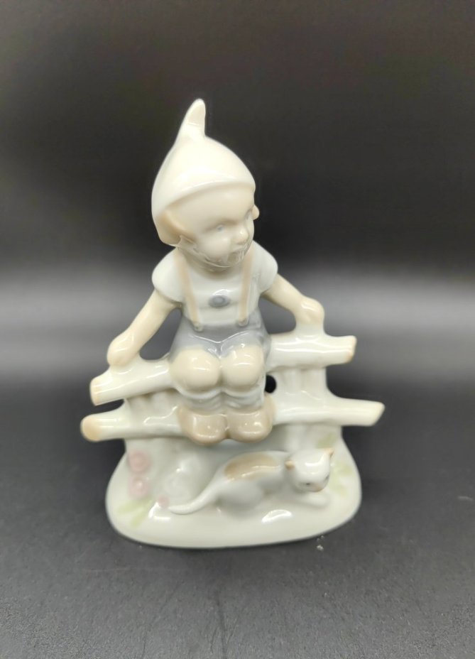 Статуэтка "Мальчик с котенком"  (На заборе), VEB Porzellanfiguren Lippelsdorf (Липпельсдорф)