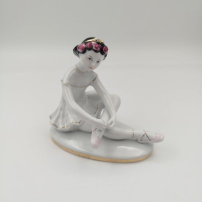 Статуэтка "Маленькая балерина", автор С.Б. Велихова, фарфор, роспись, золочение, Ленинградский фарфоровый завод (ЛФЗ), СССР, 1960-1980 гг.