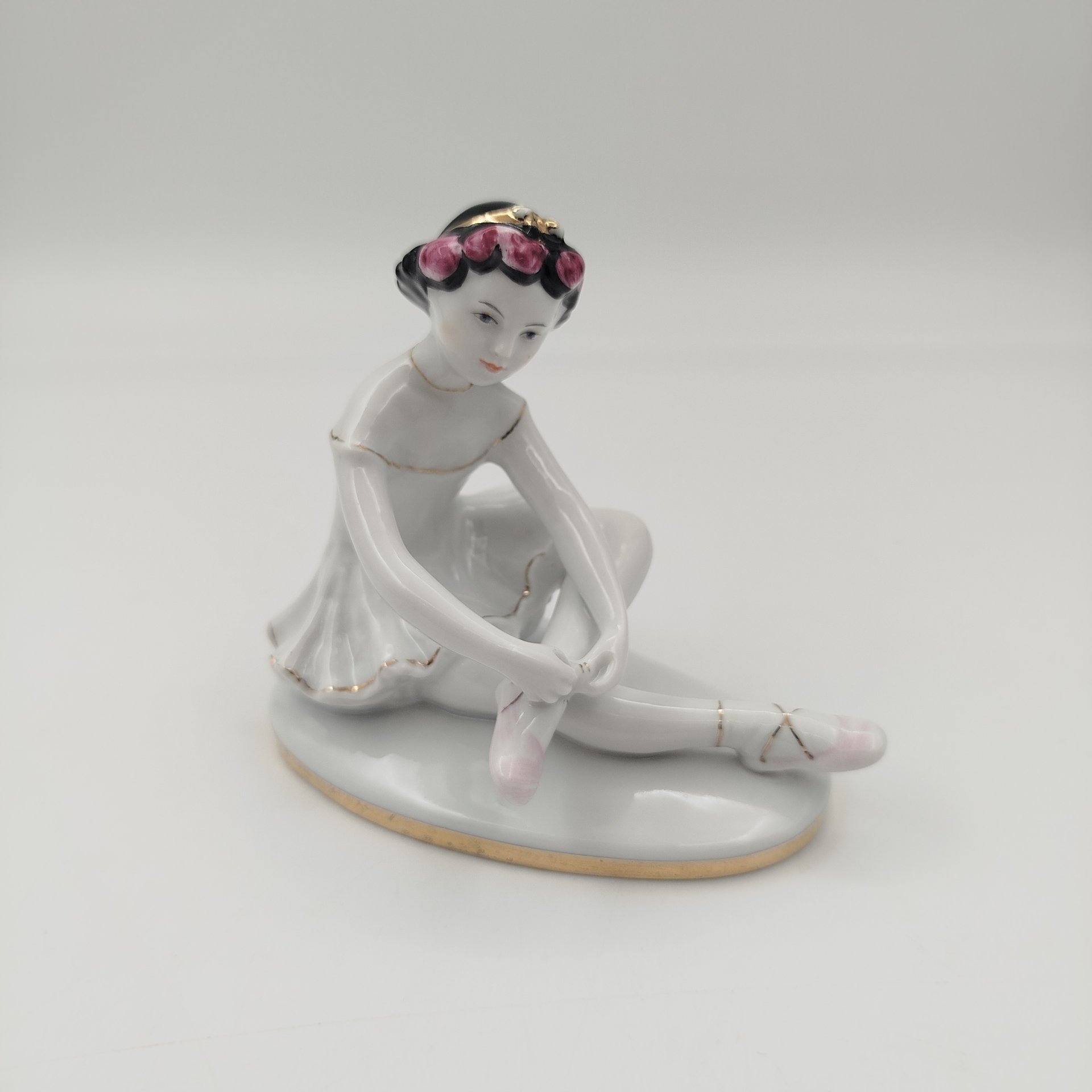 Статуэтка "Маленькая балерина", автор С.Б. Велихова, фарфор, роспись, золочение, Ленинградский фарфоровый завод (ЛФЗ), СССР, 1960-1980 гг.