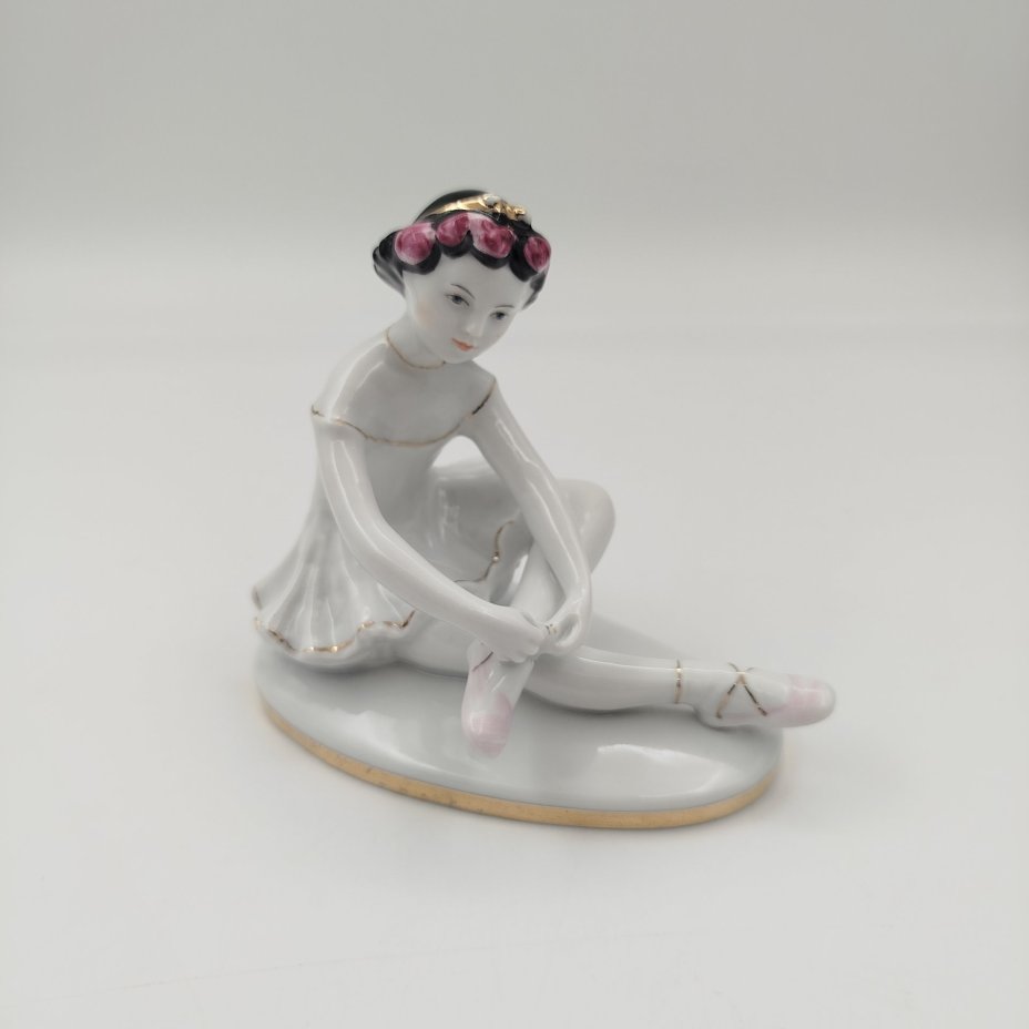 Статуэтка "Маленькая балерина", автор С.Б. Велихова, фарфор, роспись, золочение, Ленинградский фарфоровый завод (ЛФЗ), СССР, 1960-1980 гг.