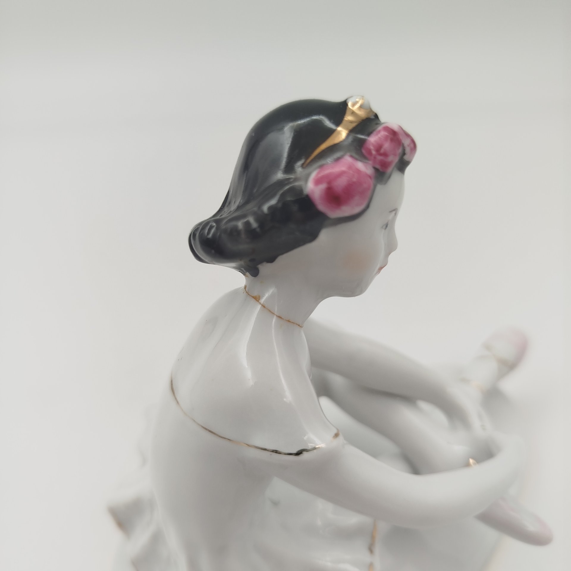 Статуэтка "Маленькая балерина", автор С.Б. Велихова, фарфор, роспись, золочение, Ленинградский фарфоровый завод (ЛФЗ), СССР, 1960-1980 гг.