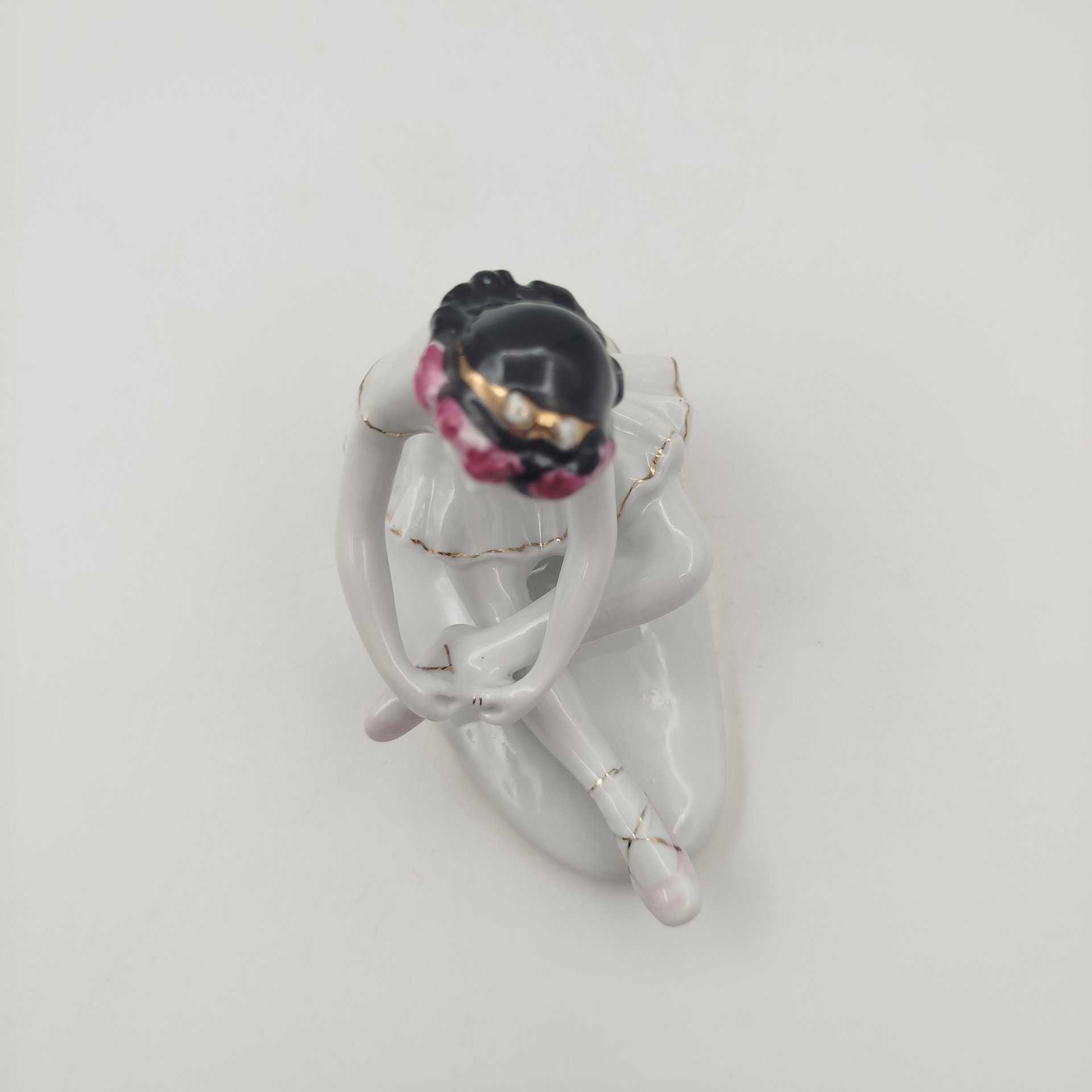 Статуэтка "Маленькая балерина", автор С.Б. Велихова, фарфор, роспись, золочение, Ленинградский фарфоровый завод (ЛФЗ), СССР, 1960-1980 гг.