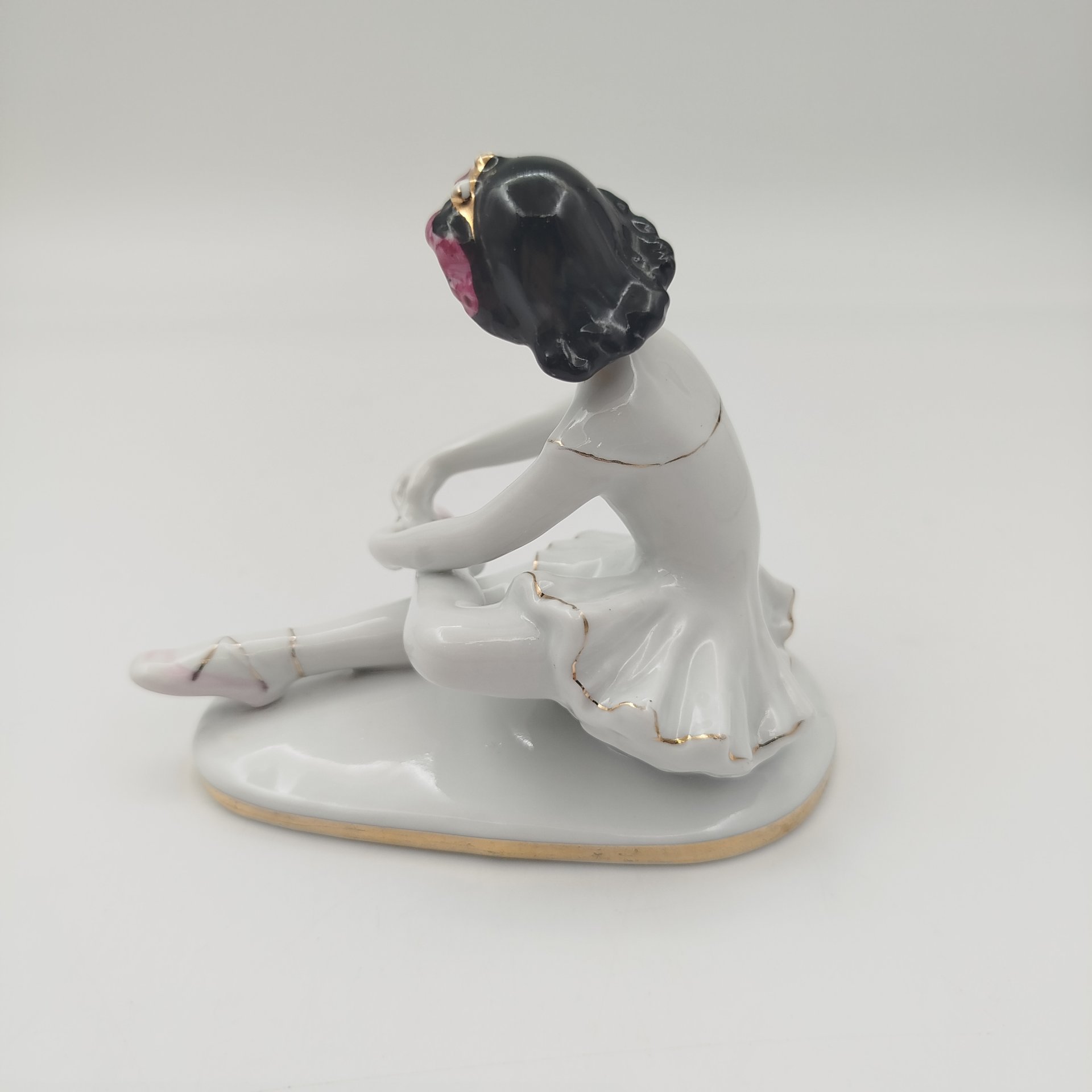 Статуэтка "Маленькая балерина", автор С.Б. Велихова, фарфор, роспись, золочение, Ленинградский фарфоровый завод (ЛФЗ), СССР, 1960-1980 гг.