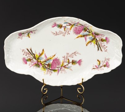Блюдо крестообразной формы с декором в виде чертополоха, фарфор, деколь, роспись, золочение, Российская империя, 1890-1917 гг.