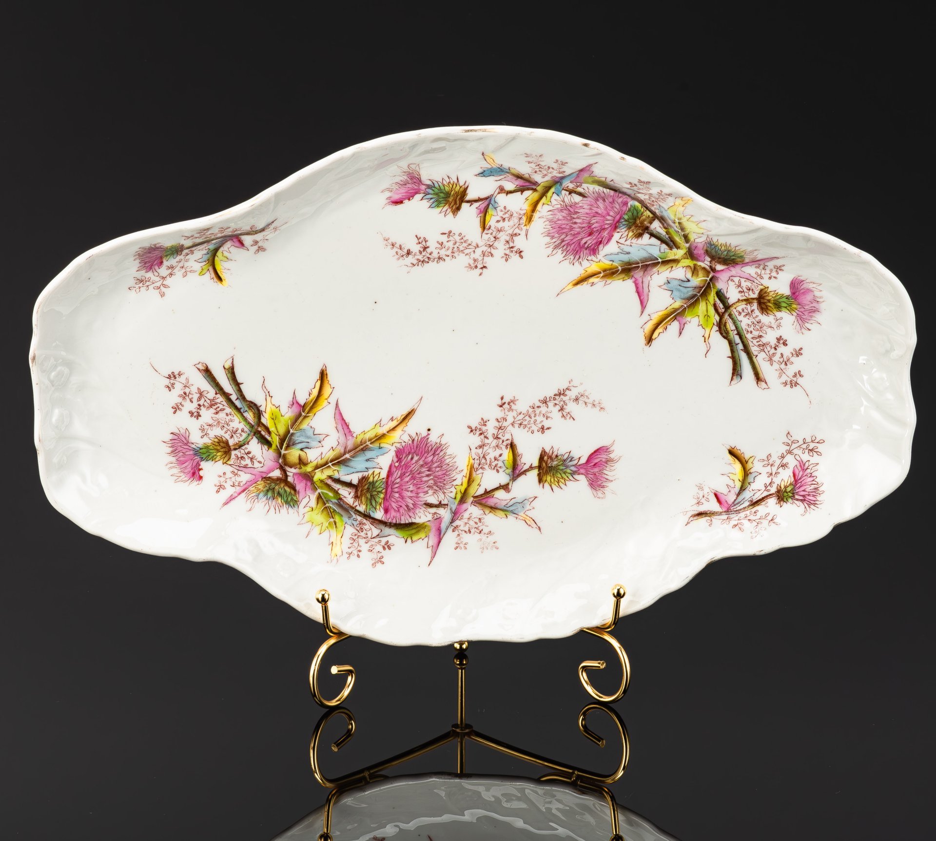 Блюдо крестообразной формы с декором в виде чертополоха, фарфор, деколь, роспись, золочение, Российская империя, 1890-1917 гг.