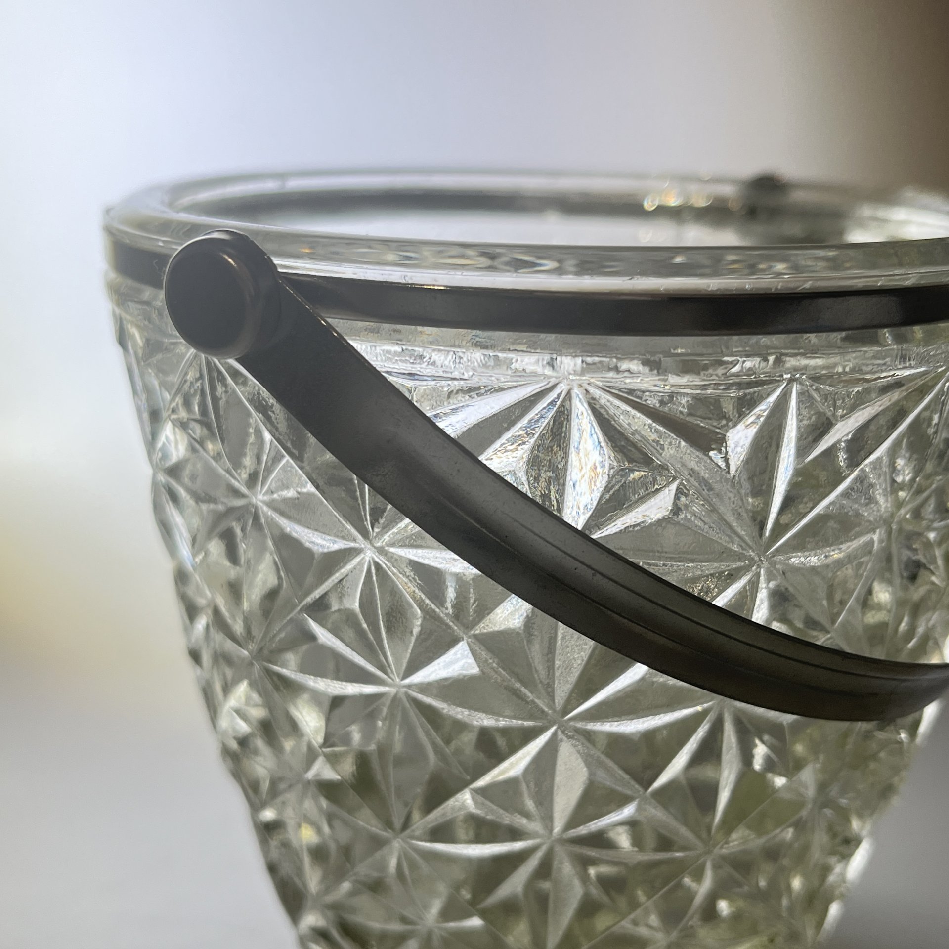 Конфетница в виде корзинки с ручкой, хрусталь, металл, алмазная грань, СССР, 1970-1990 гг.