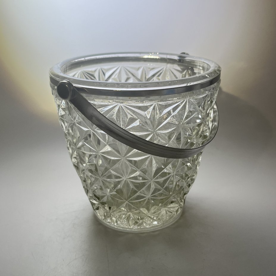 Конфетница в виде корзинки с ручкой, стекло, металл, пресс, СССР, 1970-1990 гг.