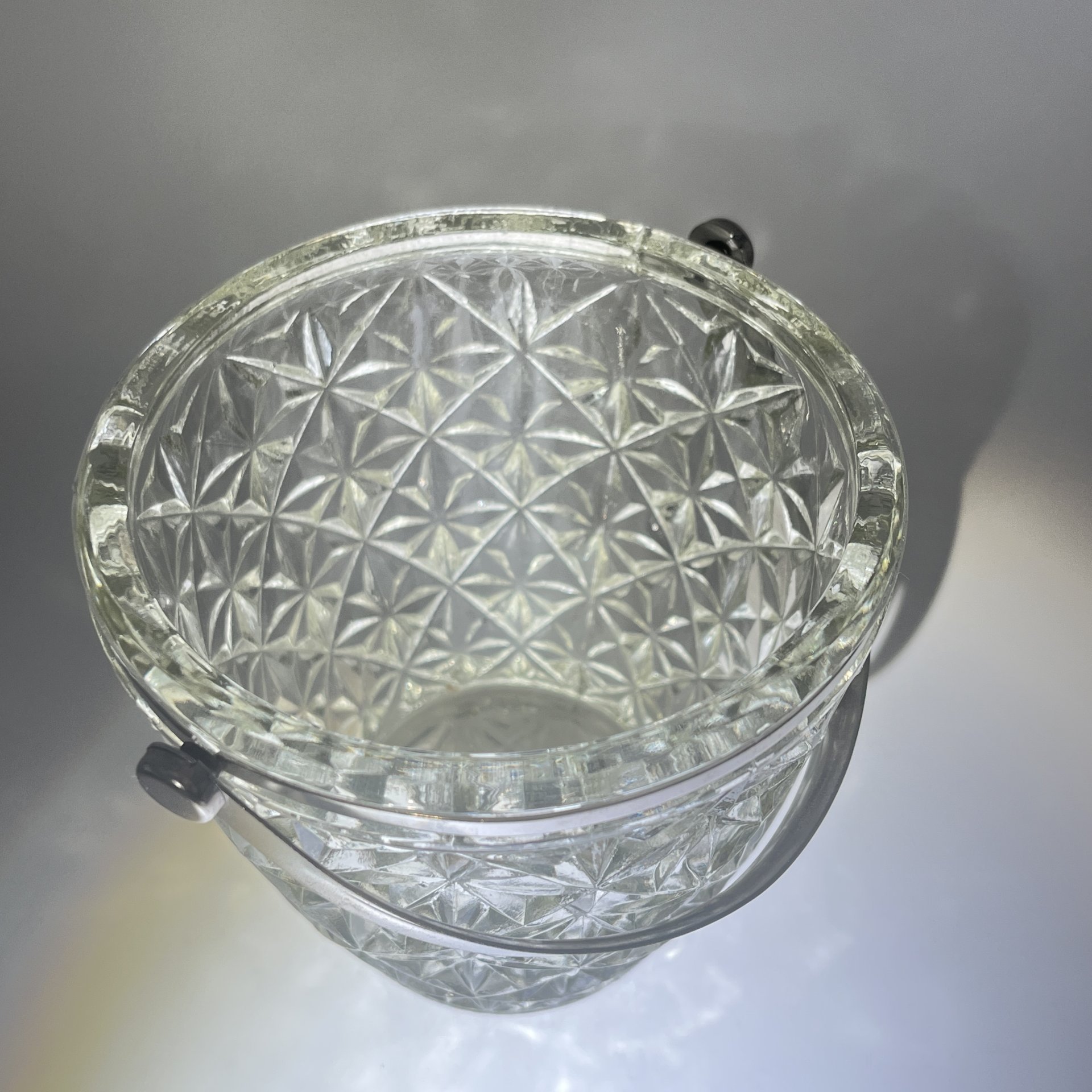 Конфетница в виде корзинки с ручкой, стекло, металл, пресс, СССР, 1970-1990 гг.