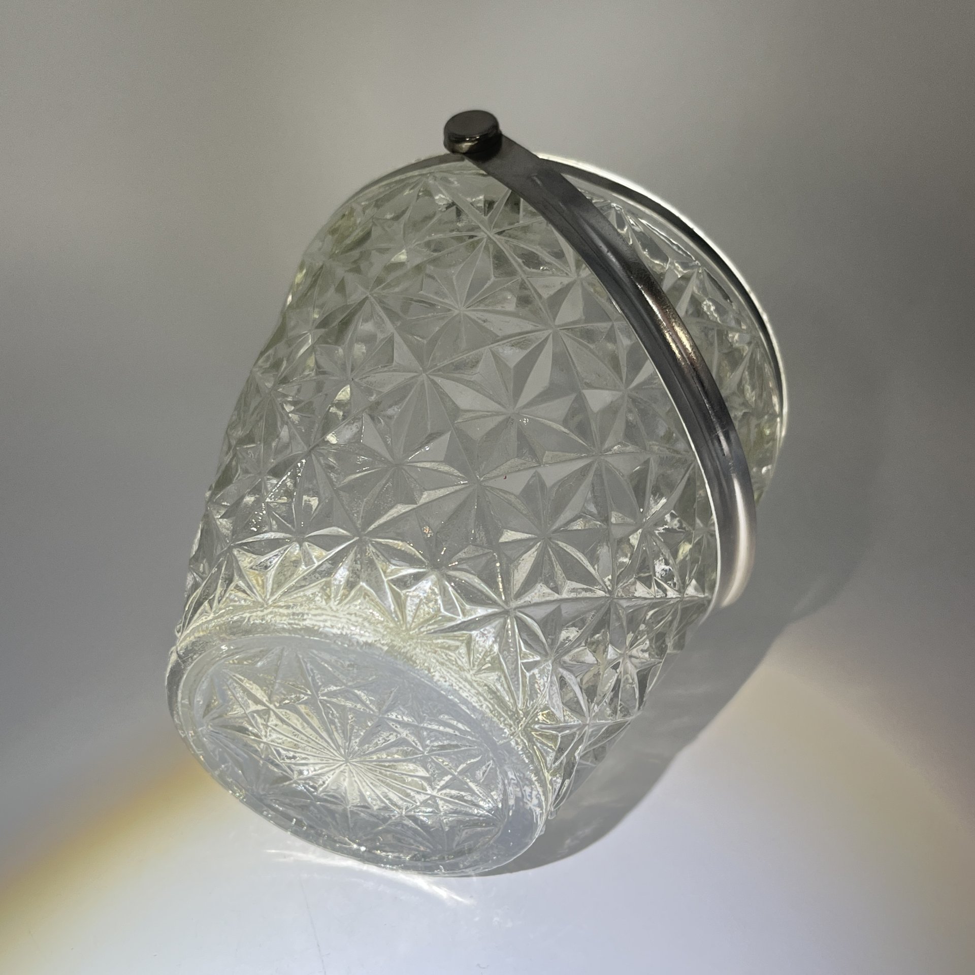 Конфетница в виде корзинки с ручкой, стекло, металл, пресс, СССР, 1970-1990 гг.