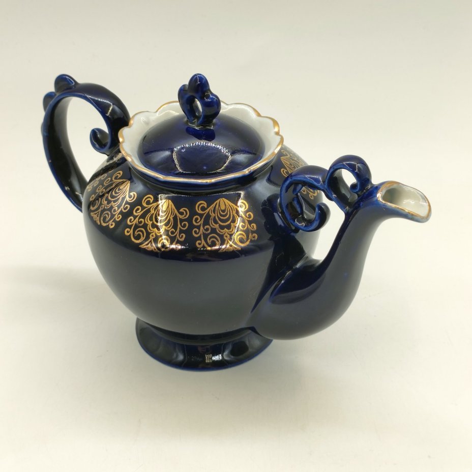 Чайник заварочный с фигурной ручкой, фарфор, крытье кобальтом, золочение, Бронницкий завод фарфоровых изделий «Возрождение», СССР, 1980-1990 гг.