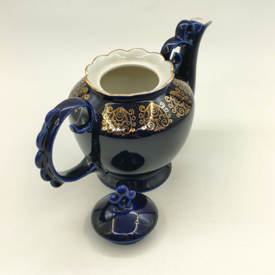 Чайник заварочный с фигурной ручкой, фарфор, крытье кобальтом, золочение, Бронницкий завод фарфоровых изделий «Возрождение», СССР, 1980-1990 гг.