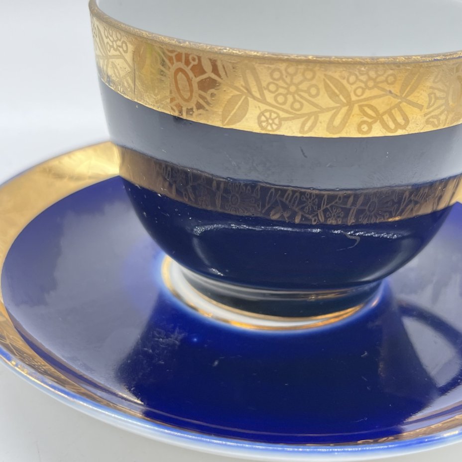 Чайная пара с декором в виде золотого фриза, фарфор, кобальт, золочение, Ленинградский фарфоровый завод (ЛФЗ), СССР, 1960-1970 гг.