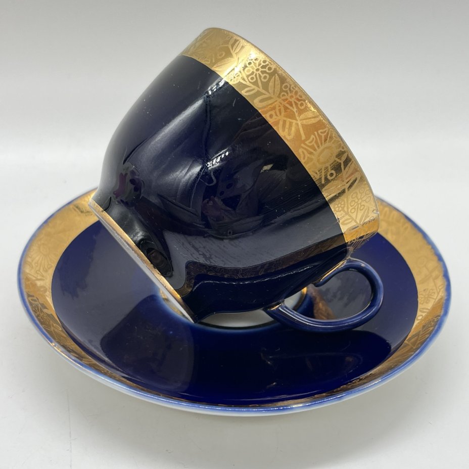 Чайная пара с декором в виде золотого фриза, фарфор, кобальт, золочение, Ленинградский фарфоровый завод (ЛФЗ), СССР, 1960-1970 гг.