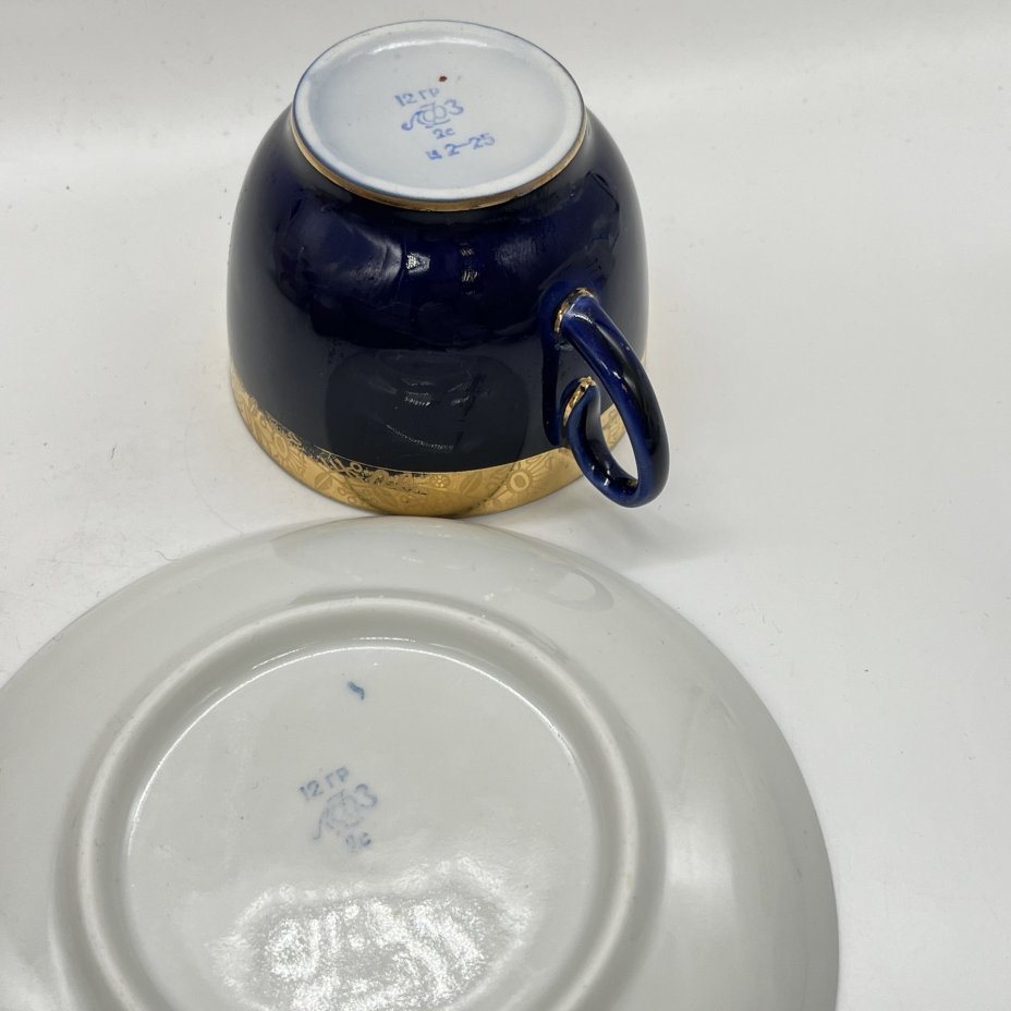 Чайная пара с декором в виде золотого фриза, фарфор, кобальт, золочение, Ленинградский фарфоровый завод (ЛФЗ), СССР, 1960-1970 гг.