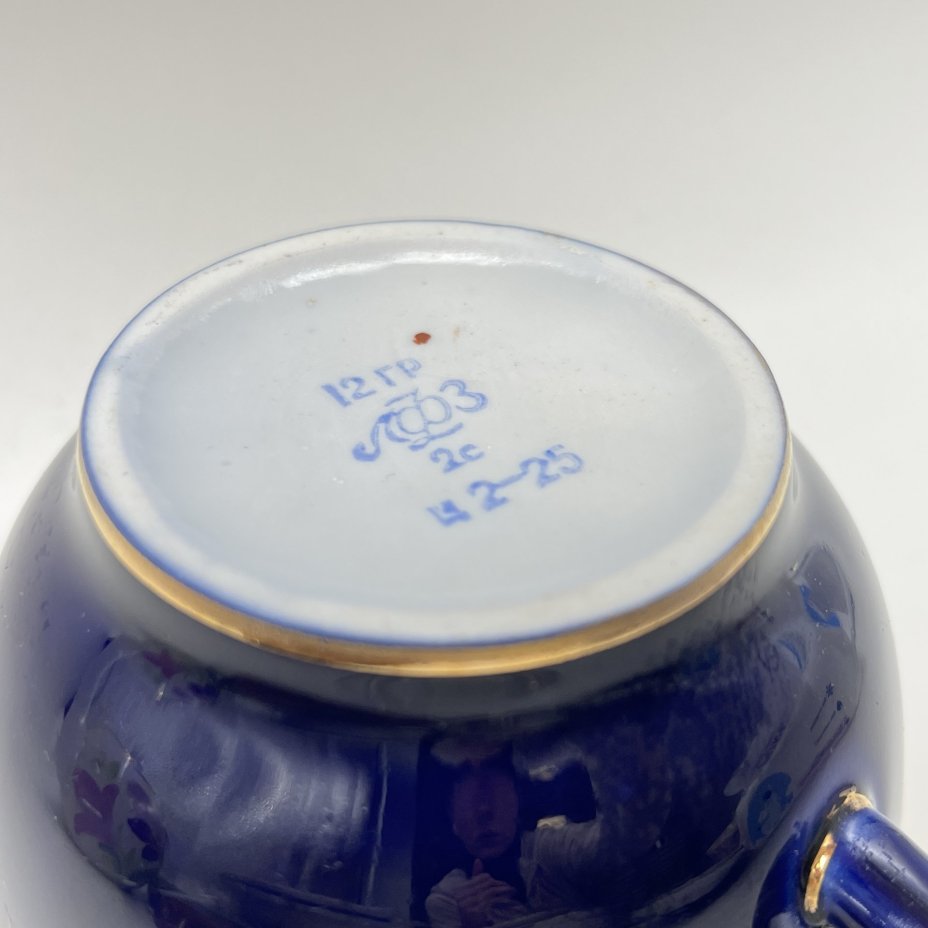 Чайная пара с декором в виде золотого фриза, фарфор, кобальт, золочение, Ленинградский фарфоровый завод (ЛФЗ), СССР, 1960-1970 гг.