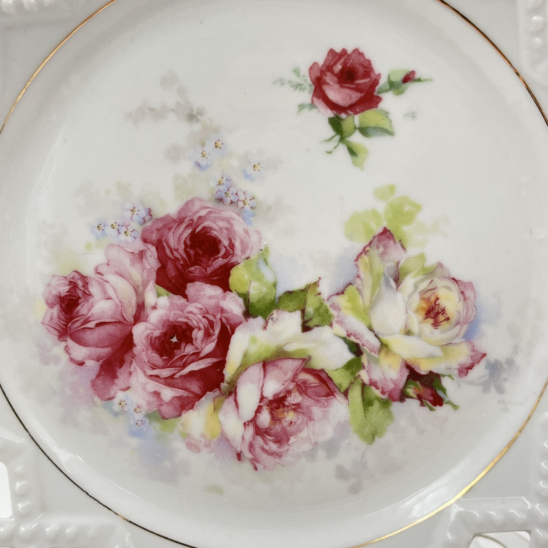 Набор десертных тарелок с прорезным бортом и цветочным декором на 6 персон, фарфор, деколь, золочение, Западная Европа, 1900-1930 гг.