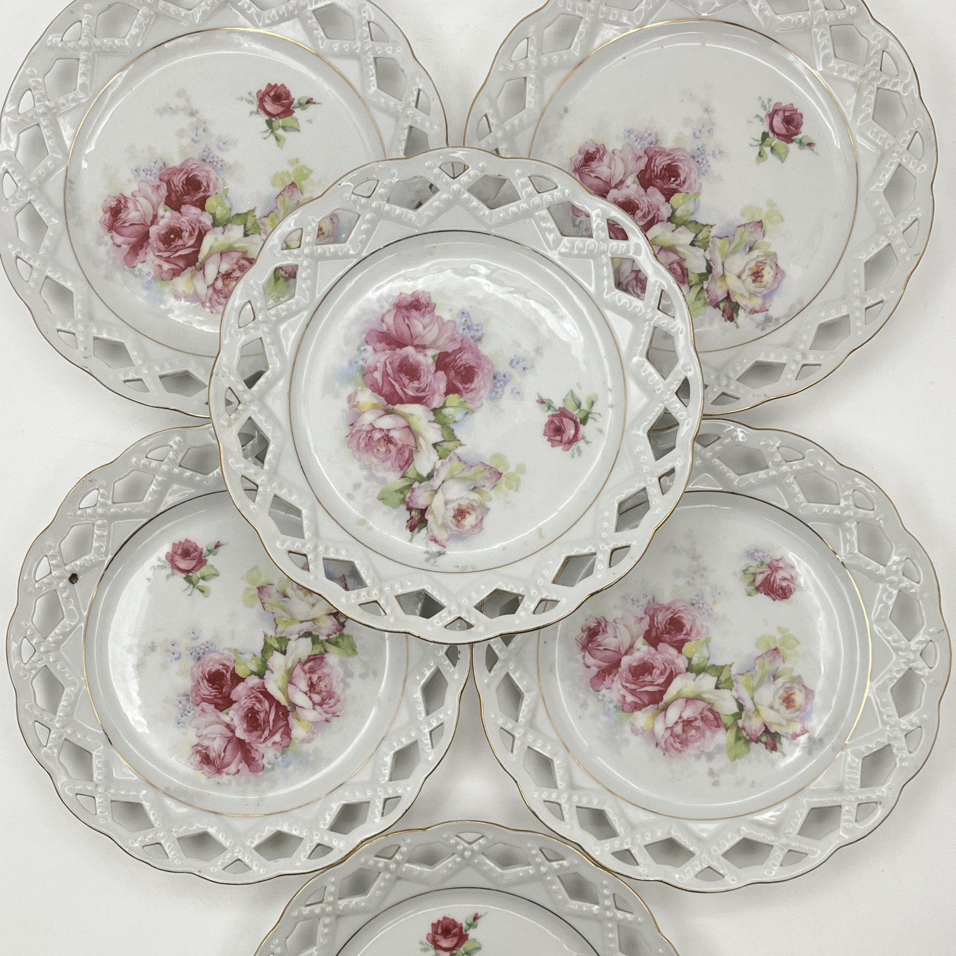 Набор десертных тарелок с прорезным бортом и цветочным декором на 6 персон, фарфор, деколь, золочение, Западная Европа, 1900-1930 гг.