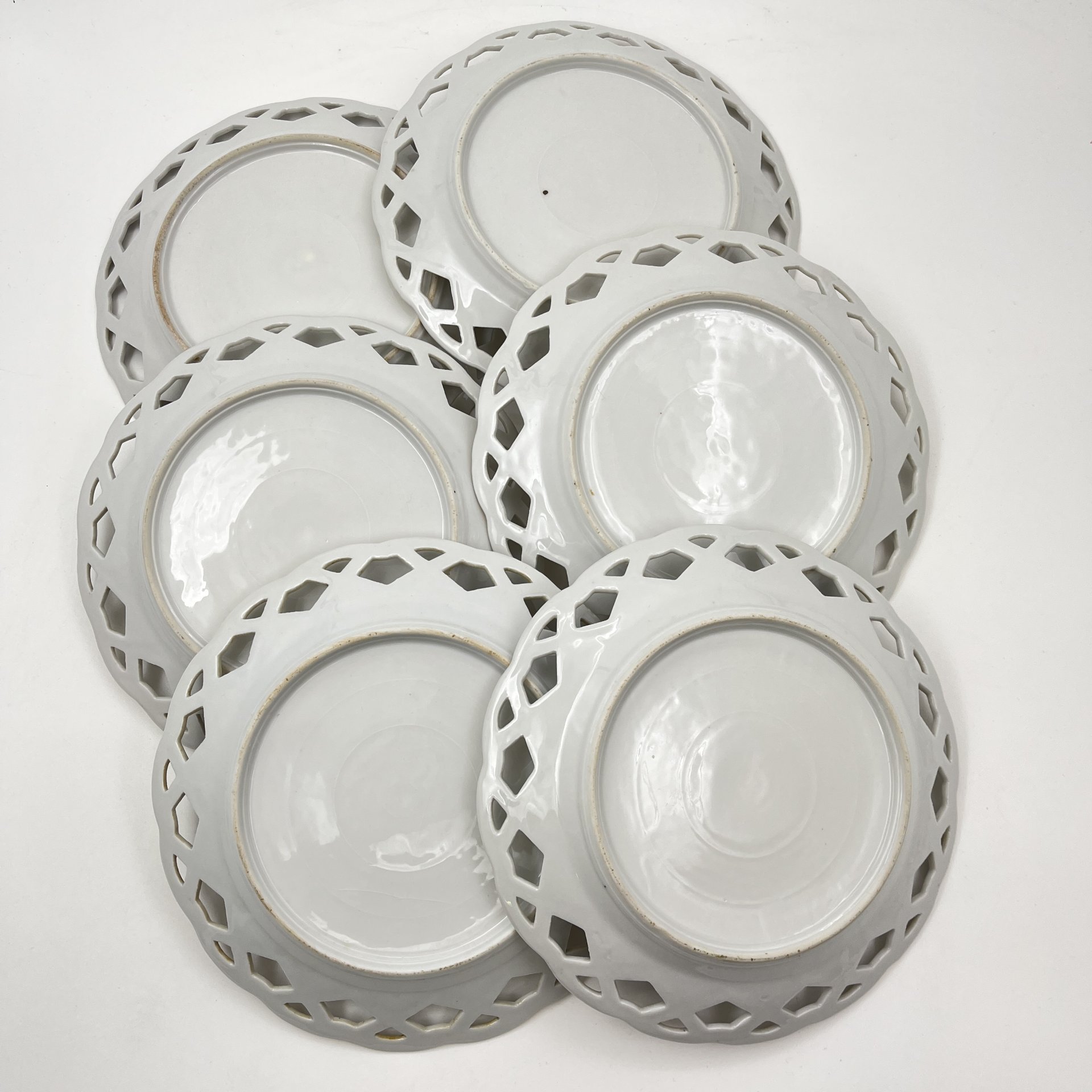 Набор десертных тарелок с прорезным бортом и цветочным декором на 6 персон, фарфор, деколь, золочение, Западная Европа, 1900-1930 гг.