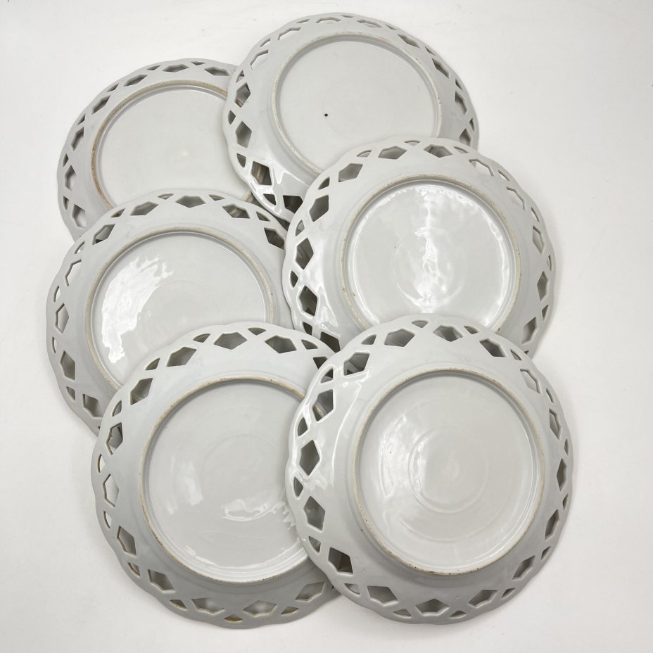 Набор десертных тарелок с прорезным бортом и цветочным декором на 6 персон