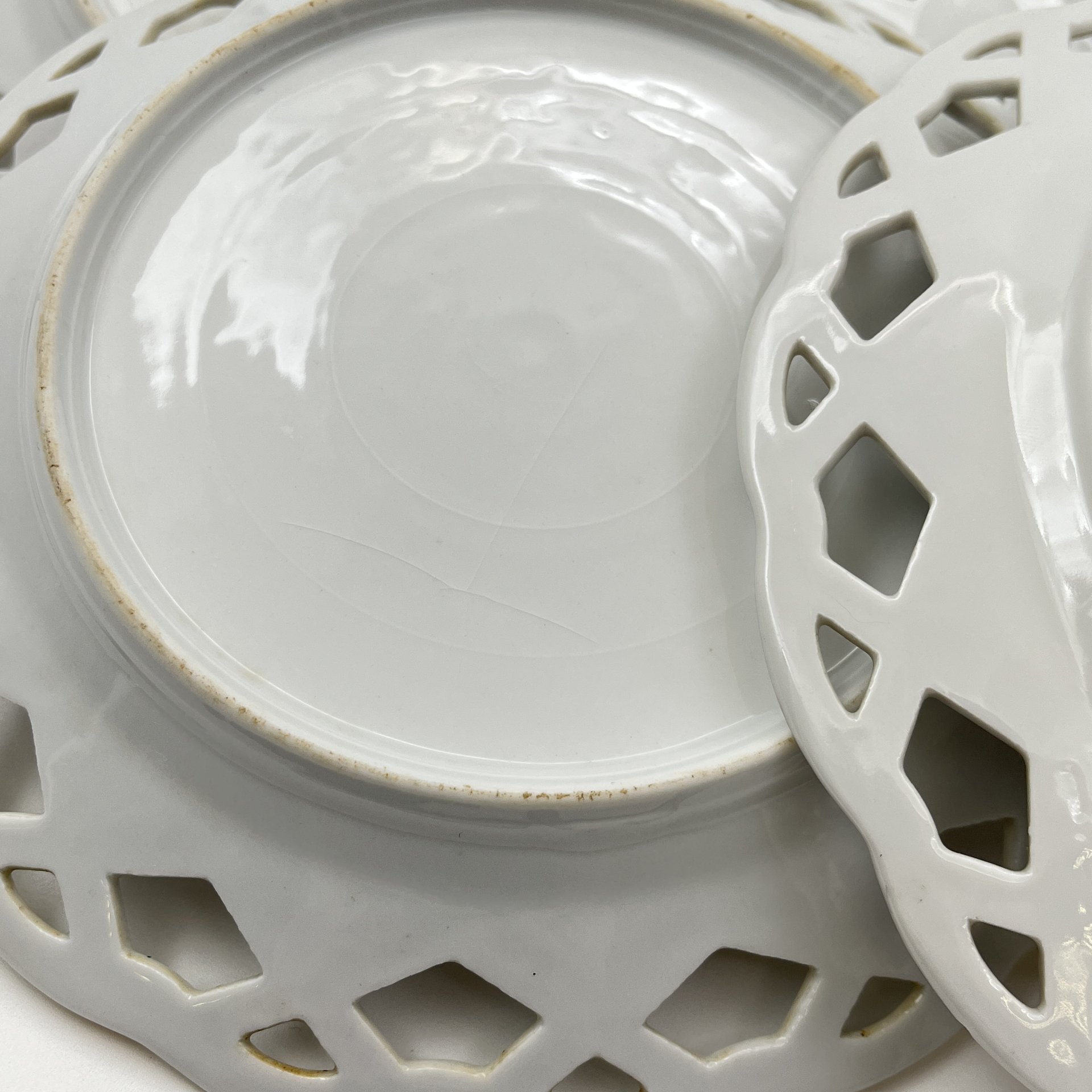 Набор десертных тарелок с прорезным бортом и цветочным декором на 6 персон, фарфор, деколь, золочение, Западная Европа, 1900-1930 гг.