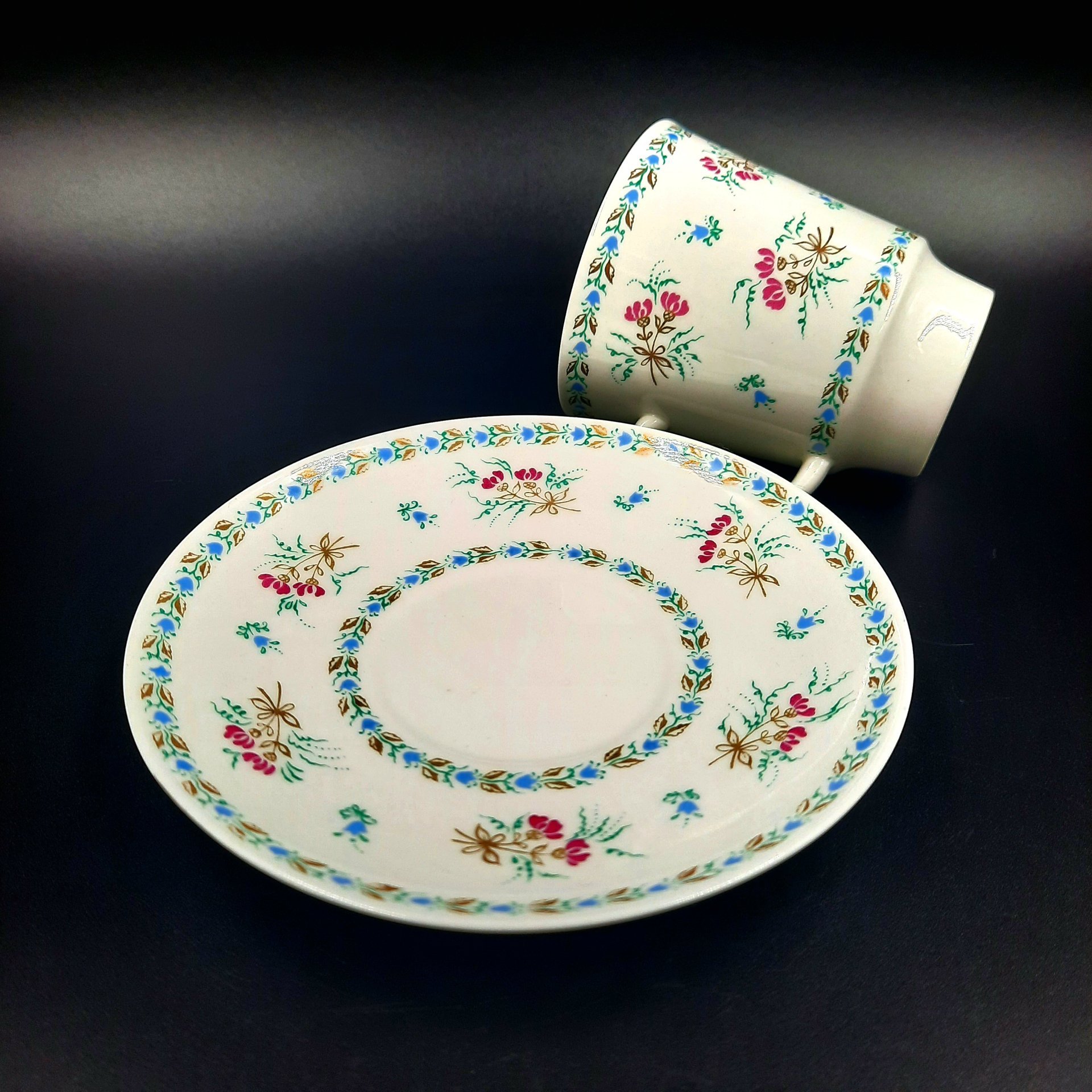 Пара кофейная с цветочным декором, форма "Майская", автор формы Э.М. Криммер, Ленинградский фарфоровый завод (ЛФЗ)