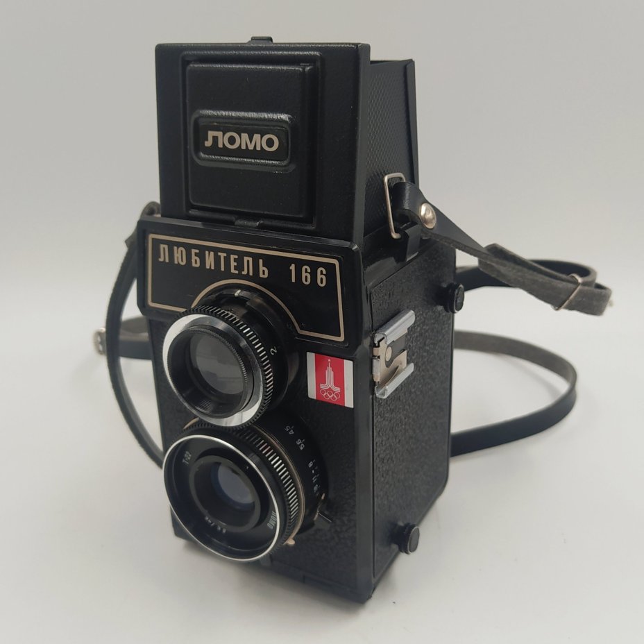 Фотоаппарат "Любитель-166" с олимпийской символикой, в чехле, металл, пластик, стекло, искусственная кожа, ЛОМО (Ленинградское оптико-механическое объединение), СССР, 1980 г., ЛОМО (Ленинградское оптико-механическое объединение)