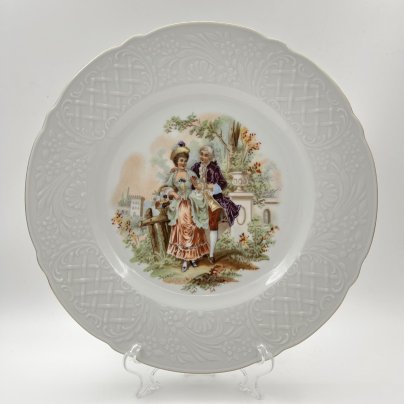Блюдо круглой формы с цветочным рельефным декором, украшенное изображением галантной сцены, фарфор, деколь, золочение, Carl Schumann, Arzberg, Bavaria, Германия, 1960-1980 гг.