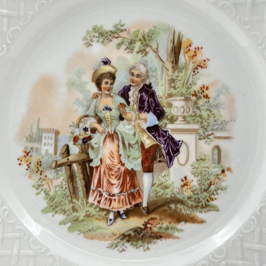 Блюдо круглой формы с цветочным рельефным декором, украшенное изображением галантной сцены, фарфор, деколь, золочение, Carl Schumann, Arzberg, Bavaria, Германия, 1960-1980 гг.