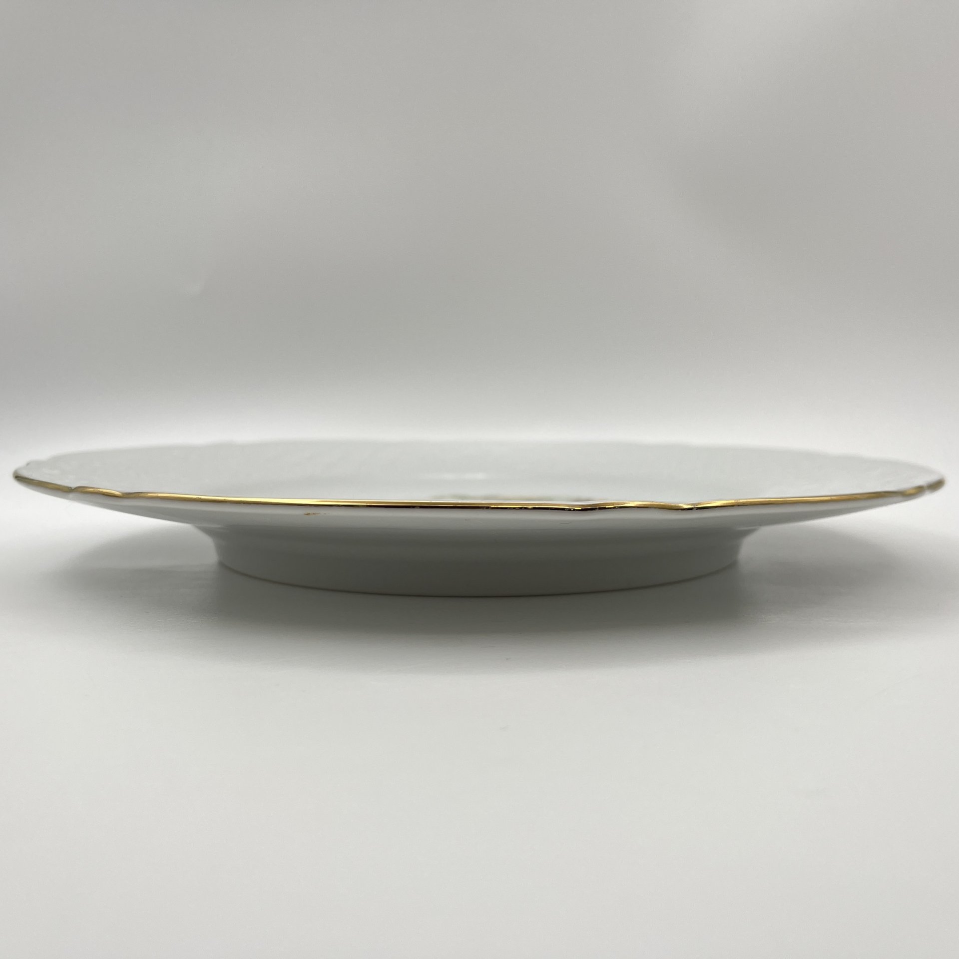 Блюдо круглой формы с цветочным рельефным декором, украшенное изображением галантной сцены, фарфор, деколь, золочение, Carl Schumann, Arzberg, Bavaria, Германия, 1960-1980 гг.