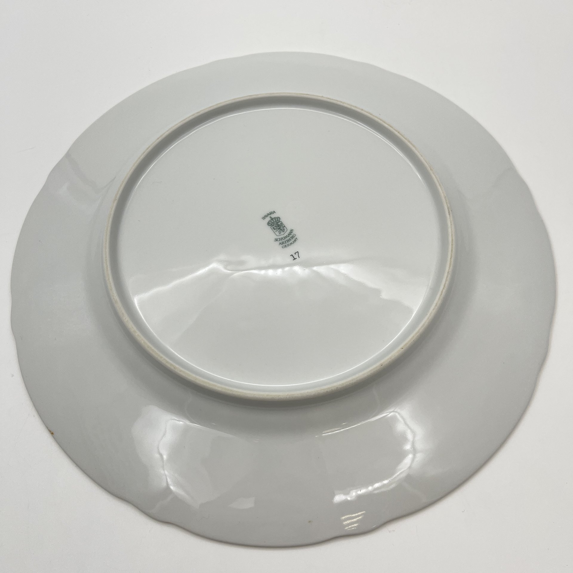 Блюдо круглой формы с цветочным рельефным декором, украшенное изображением галантной сцены, фарфор, деколь, золочение, Carl Schumann, Arzberg, Bavaria, Германия, 1960-1980 гг.