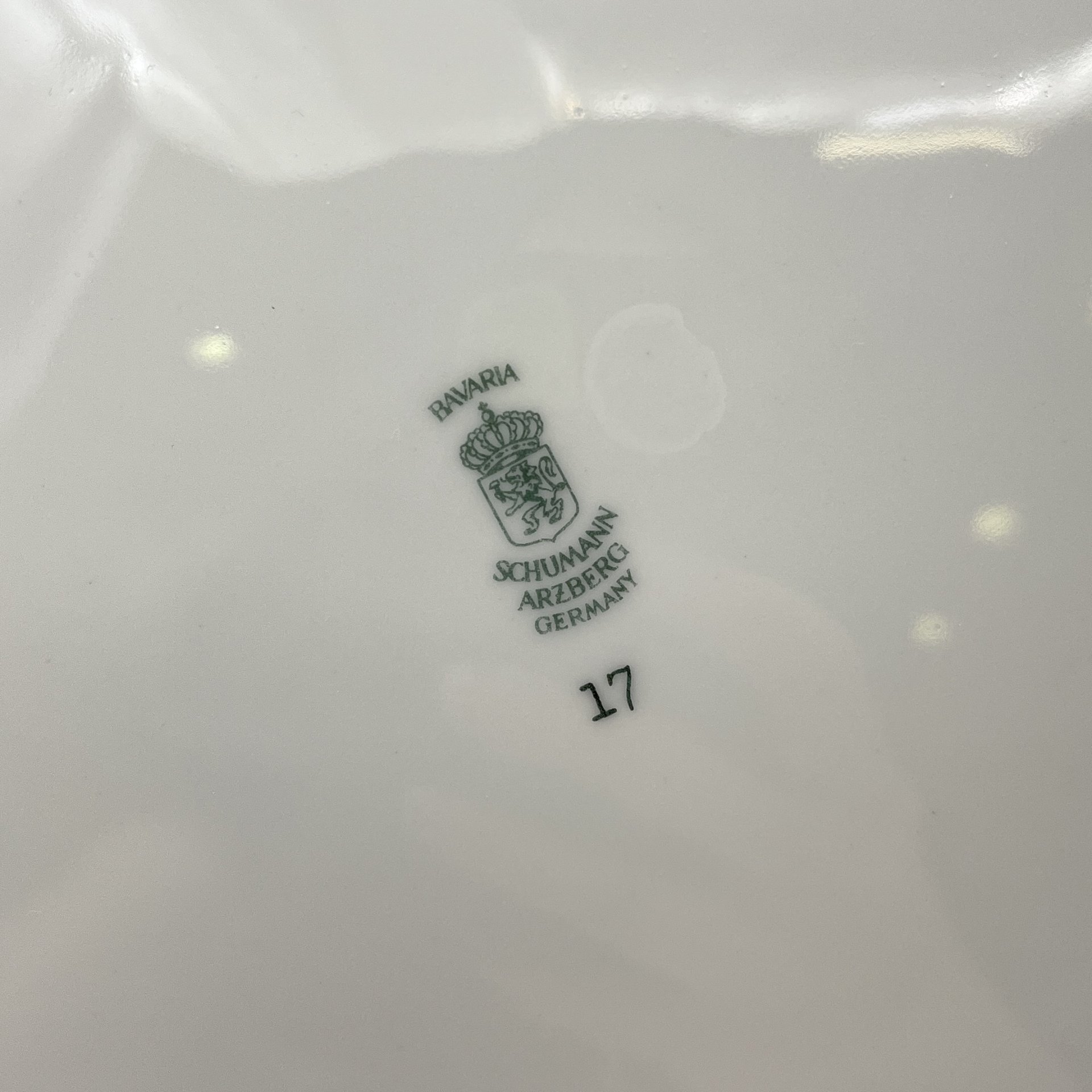 Блюдо круглой формы с цветочным рельефным декором, украшенное изображением галантной сцены, фарфор, деколь, золочение, Carl Schumann, Arzberg, Bavaria, Германия, 1960-1980 гг.