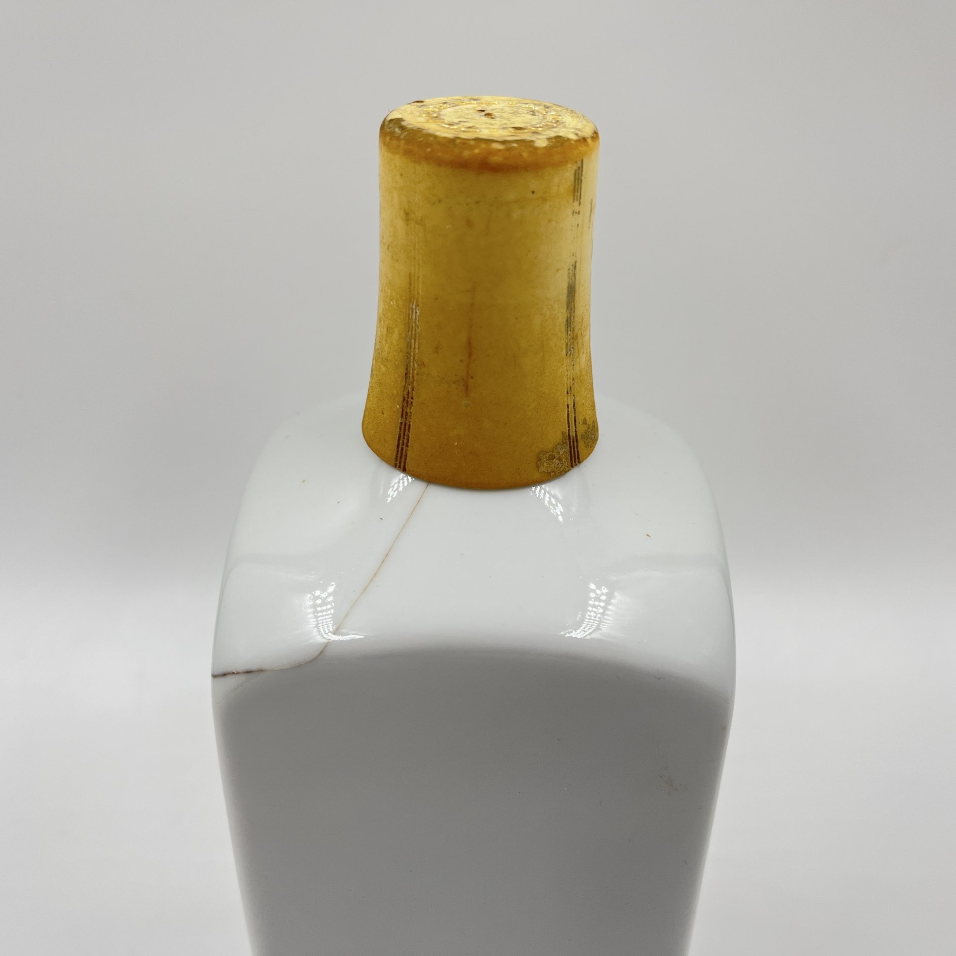 Штоф "AQVA VITAE" (лат. вода жизни), фарфор, деколь, пластик, Hollohaza, Hollohaza