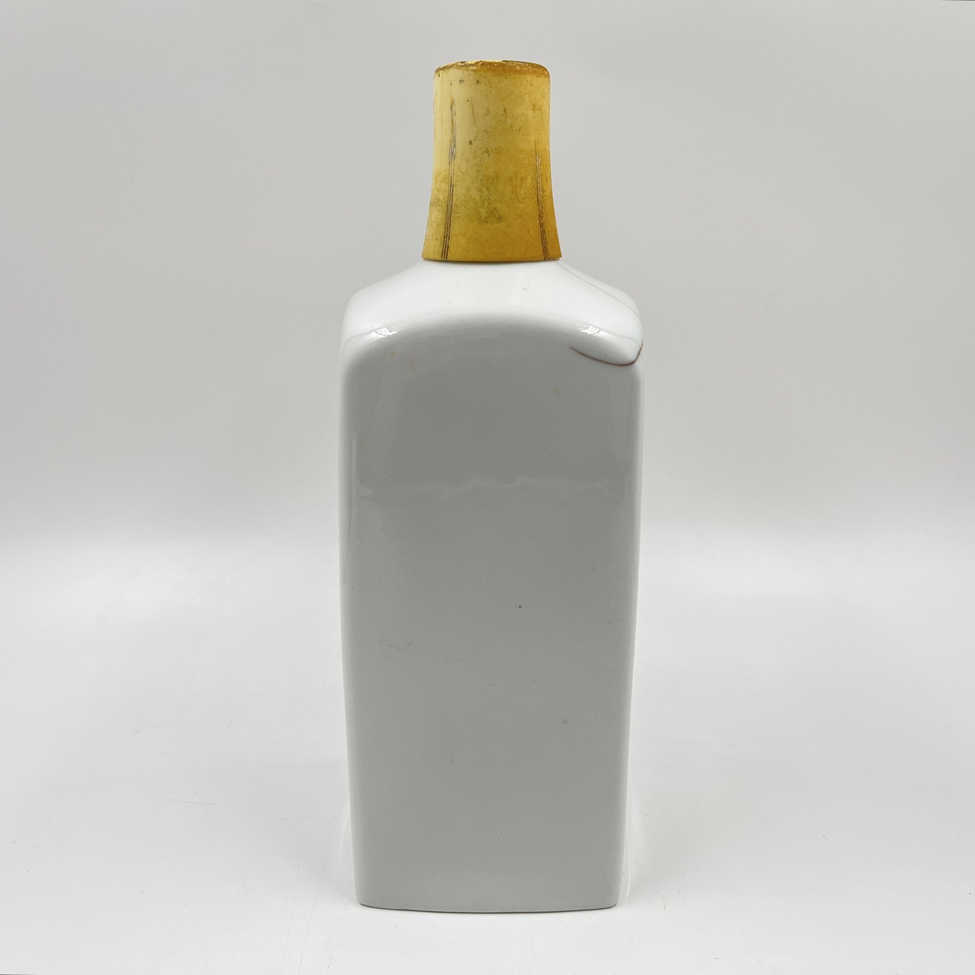 Штоф "AQVA VITAE" (лат. вода жизни), фарфор, деколь, пластик, Hollohaza, Hollohaza