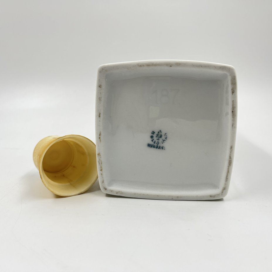 Штоф "AQVA VITAE" (лат. вода жизни), фарфор, деколь, пластик, Hollohaza, Hollohaza