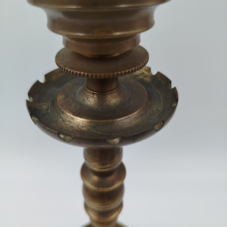 Подсвечник на фигурном основании с элементами в виде балясин (на одну свечу)