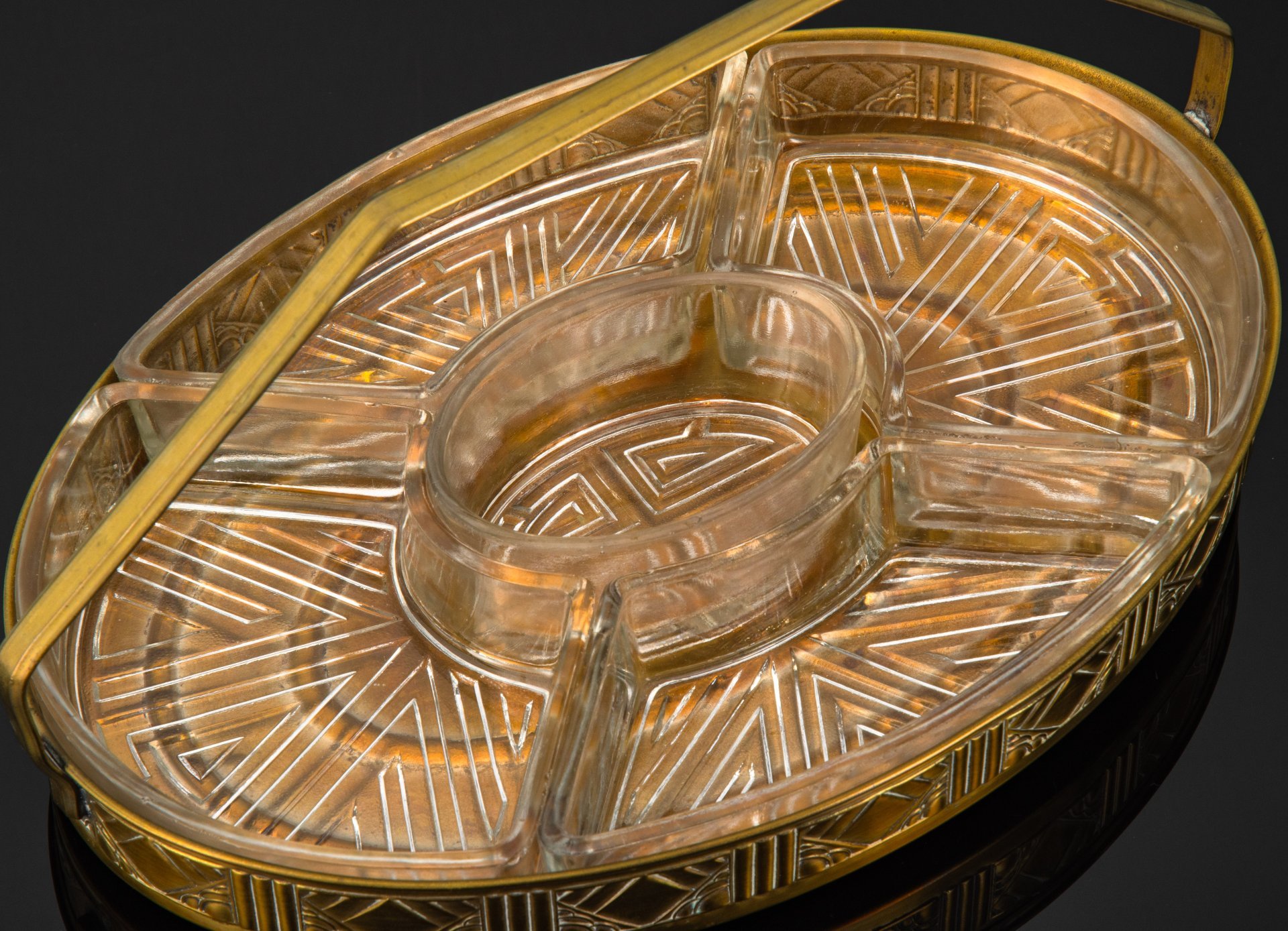 Менажница в стиле ArtDeco на 5 секций  на металлическом подносе для подачи различных закусок, стекло, пресс, поднос - сплав металлов, Европа, 1930-1950 гг.