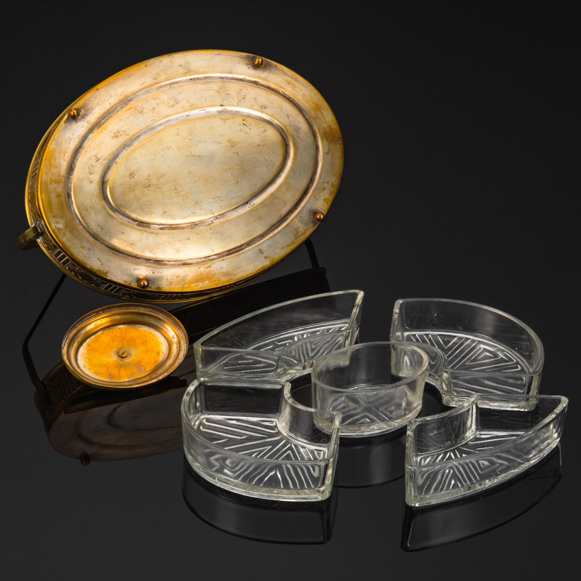 Менажница в стиле ArtDeco на 5 секций  на металлическом подносе для подачи различных закусок, стекло, пресс, поднос - сплав металлов, Европа, 1930-1950 гг.