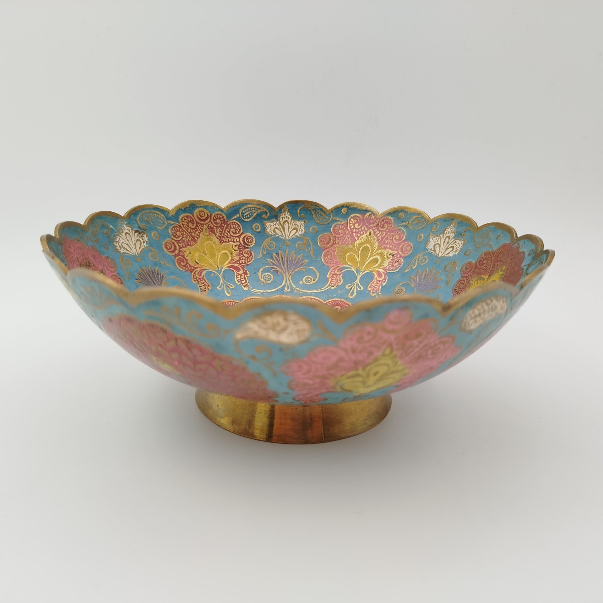 Ваза (конфетница) с изображением павлина, украшенная экзотическим растительным декором, латунь, эмаль, золочение, Индия, 1960-1980 гг.