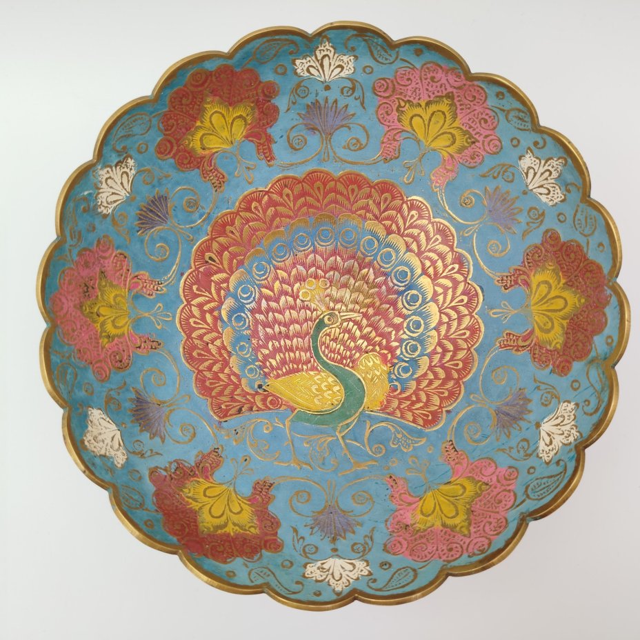 Ваза (конфетница) с изображением павлина, украшенная экзотическим растительным декором