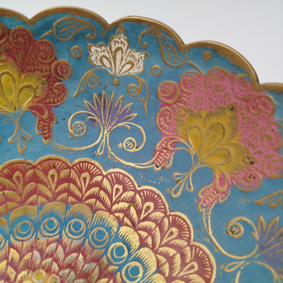 Ваза (конфетница) с изображением павлина, украшенная экзотическим растительным декором