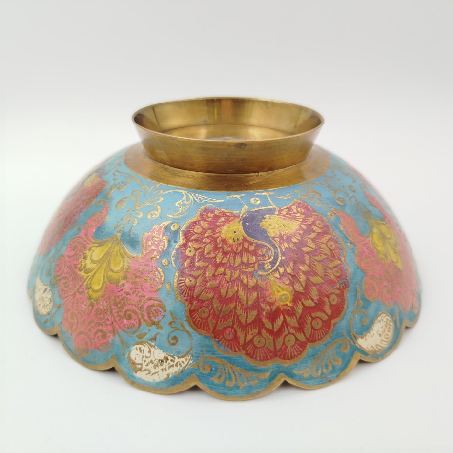 Ваза (конфетница) с изображением павлина, украшенная экзотическим растительным декором