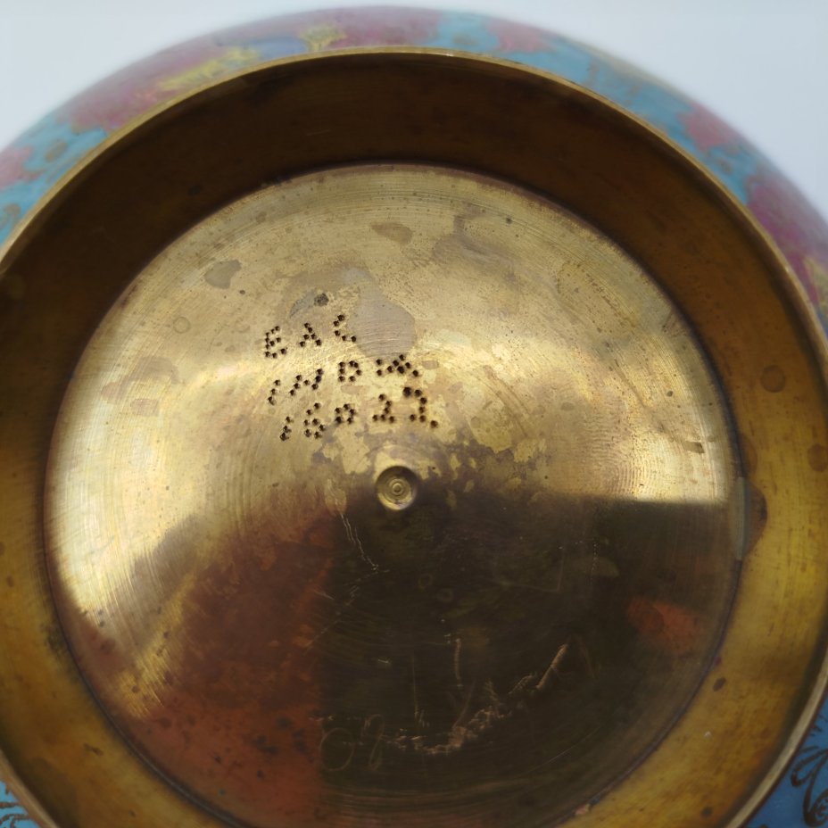 Ваза (конфетница) с изображением павлина, украшенная экзотическим растительным декором