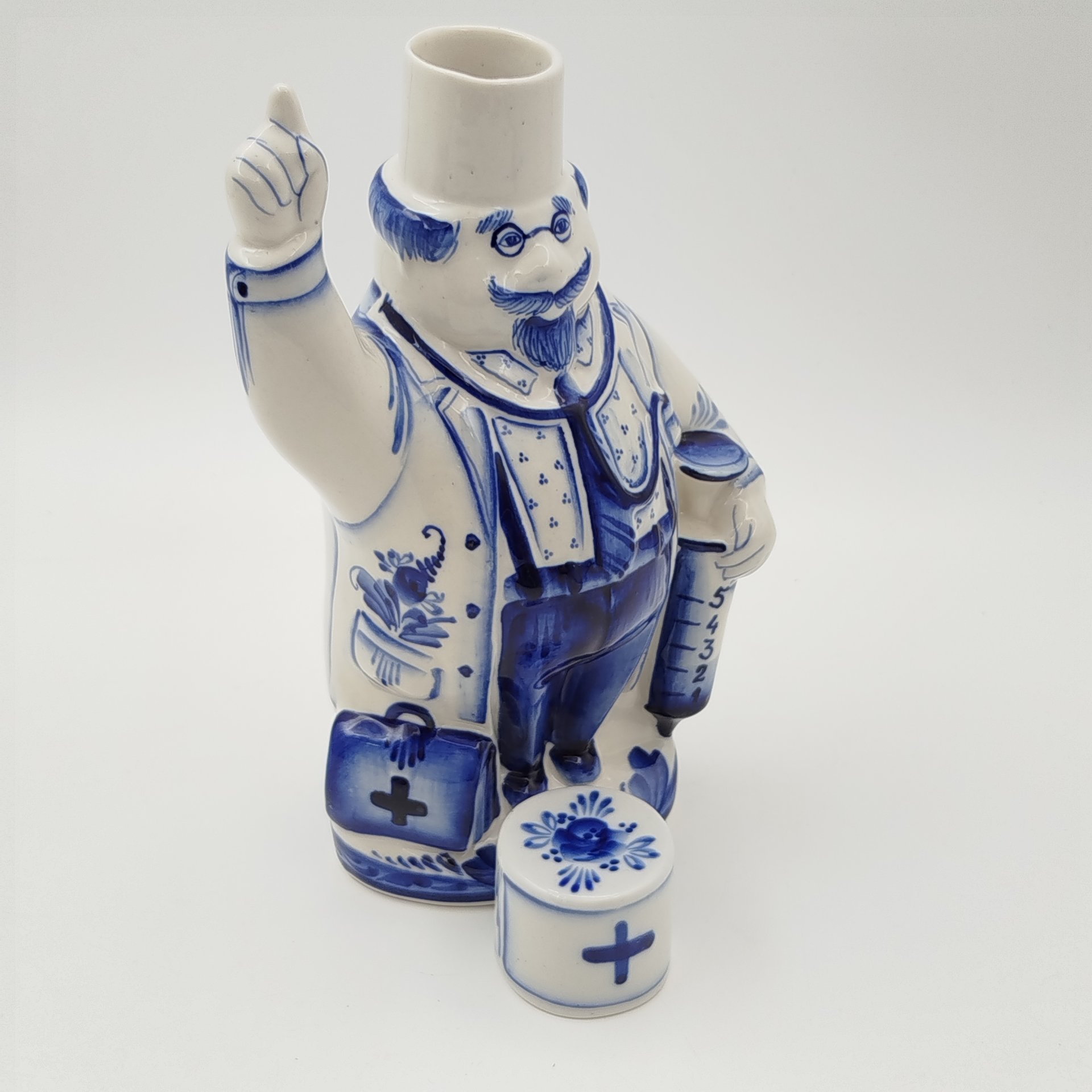 Штоф "Доктор", авторы Ольга и Михаил Пулеметовы, Гжель, фарфор, роспись, Россия, 2000-2020 гг.