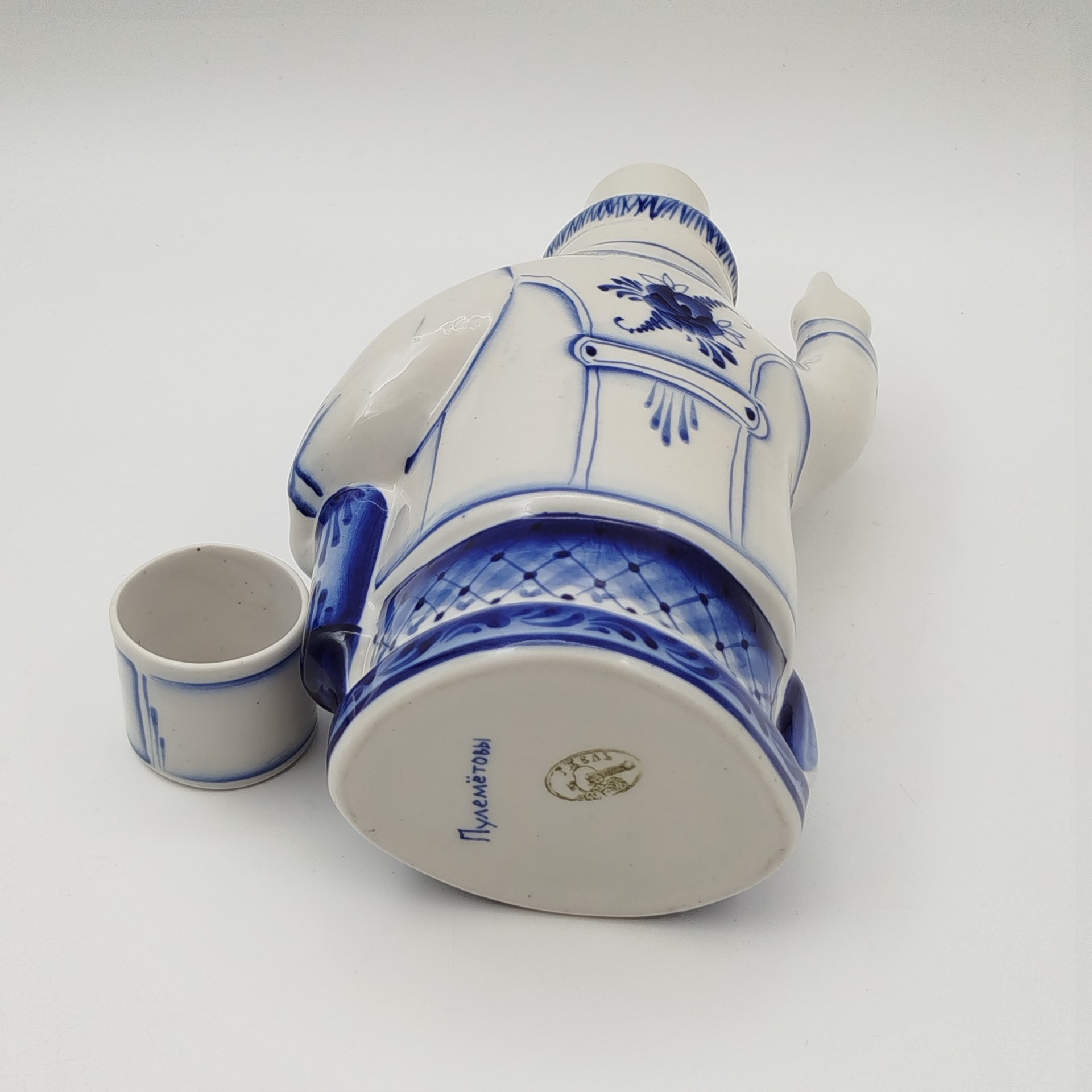 Штоф "Доктор", авторы Ольга и Михаил Пулеметовы, Гжель, фарфор, роспись, Россия, 2000-2020 гг.