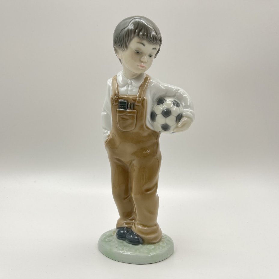Статуэтка "Мальчик с футбольным мячом", фарфор, роспись, NAO Porcelain, Испания, 1988-2000 гг.